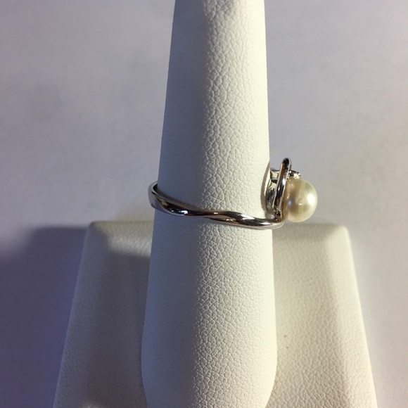 Sterling Silver Pearl/Clear CZ Accent Stones Ring - Picture 2 of 3